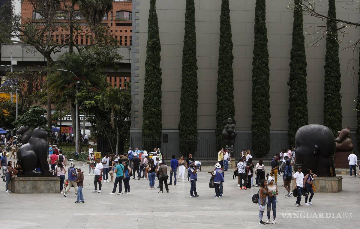 $!Esculturas del artista colombiano Fernando Botero, el 17 de abril de 2022, en la Plaza Botero, en Medellín, Colombia.