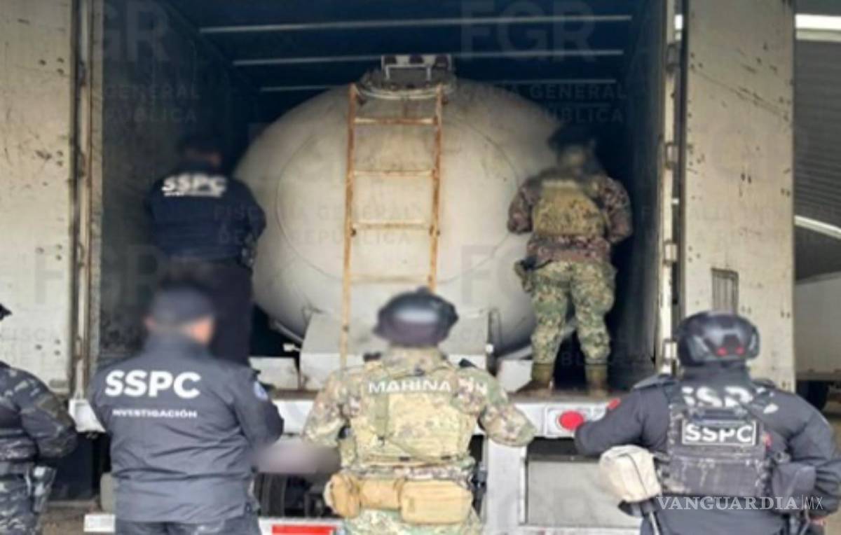 $!La FGR localizó camiones que tenían espacios ocultos para almacenar el gas LP.