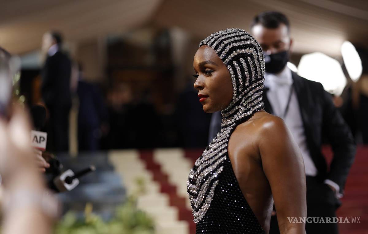 $!Janelle Monae lució un vestido de Ralph Lauren que cubrió su cabeza.
