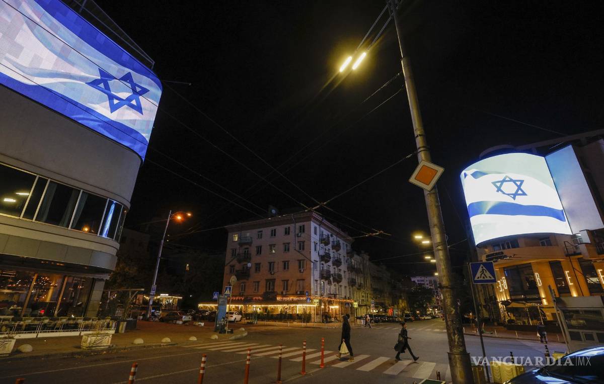 $!Pantallas gigantes muestran la bandera nacional israelí sobre una calle en el centro de Kiev, Ucrania.