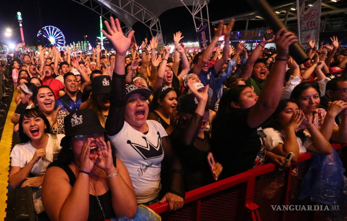 $!Los asistentes se deleitaron con el show y la música que presentó el grupo.