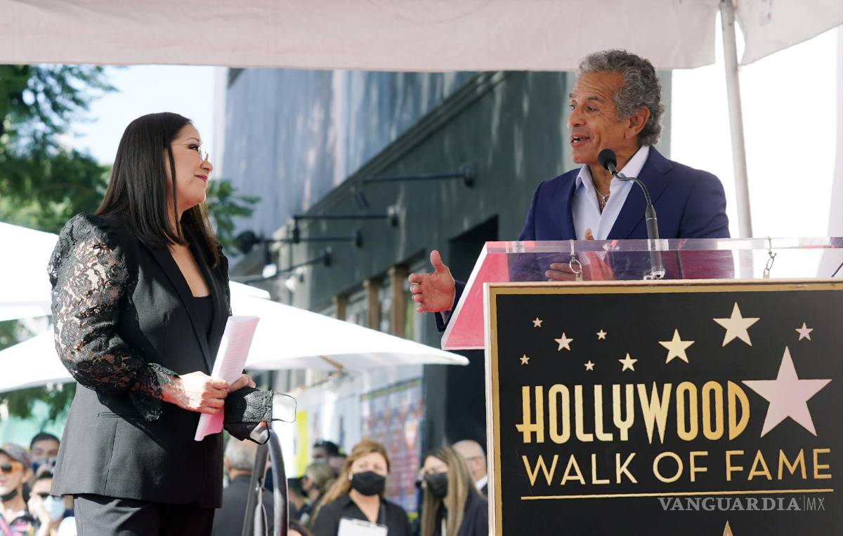 $!El exalcalde de Los Angeles Antonio Villaraigosa, derecha, habla durante la ceremonia para develar la estrella de Ana Gabriel, izquierda, en el Paseo de la Fama de Hollywood en Los Angeles. AP/Chris Pizzello