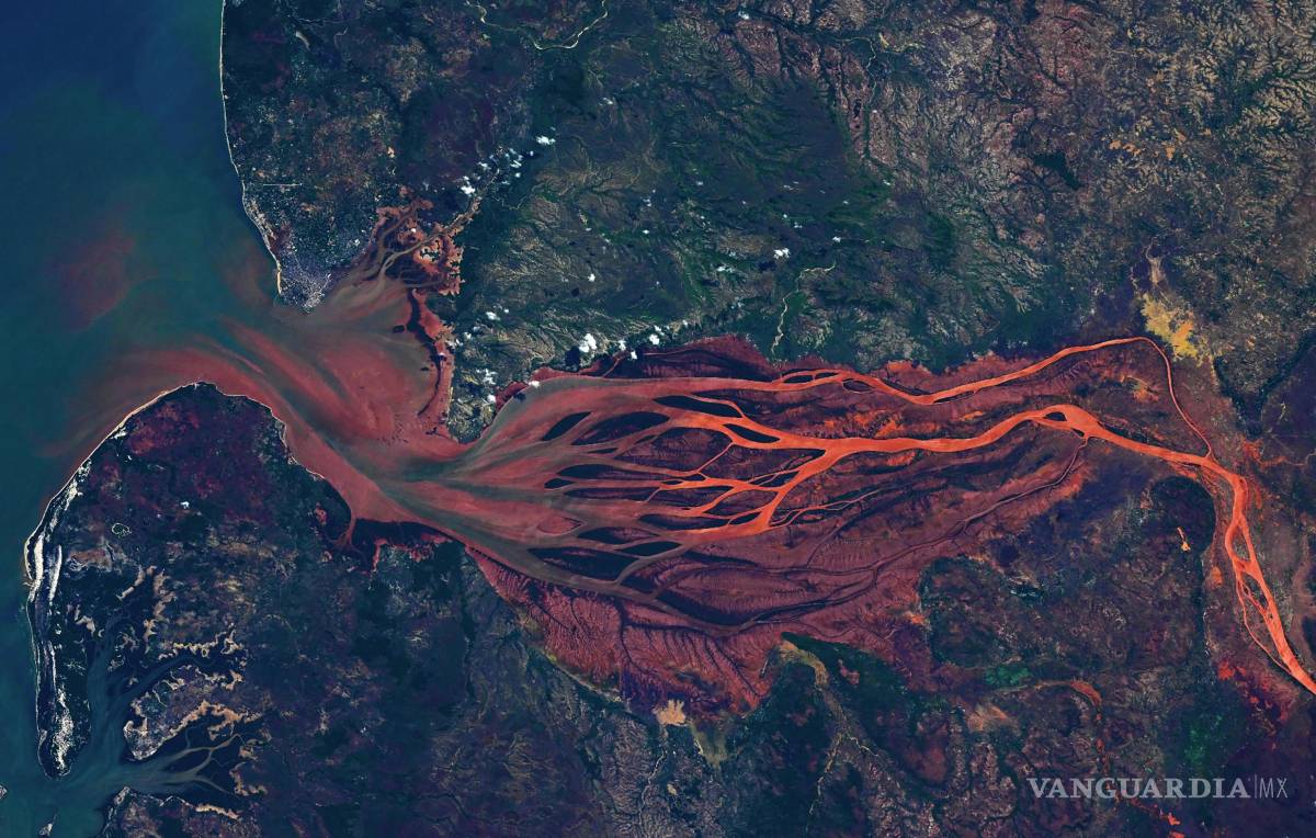 $!El río Betsiboka en Madagascar. Don Pettit puso en órbita su mirada de fotógrafo, capturando la maestría del cosmos y nuestro planeta.