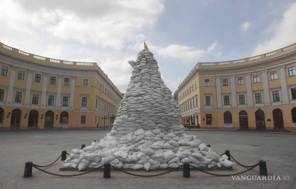 $!Vista general del monumento al duque de Richelieu, primer alcalde de Odesa, cubierto por sacos de arena para protegerlo del fuego ruso.