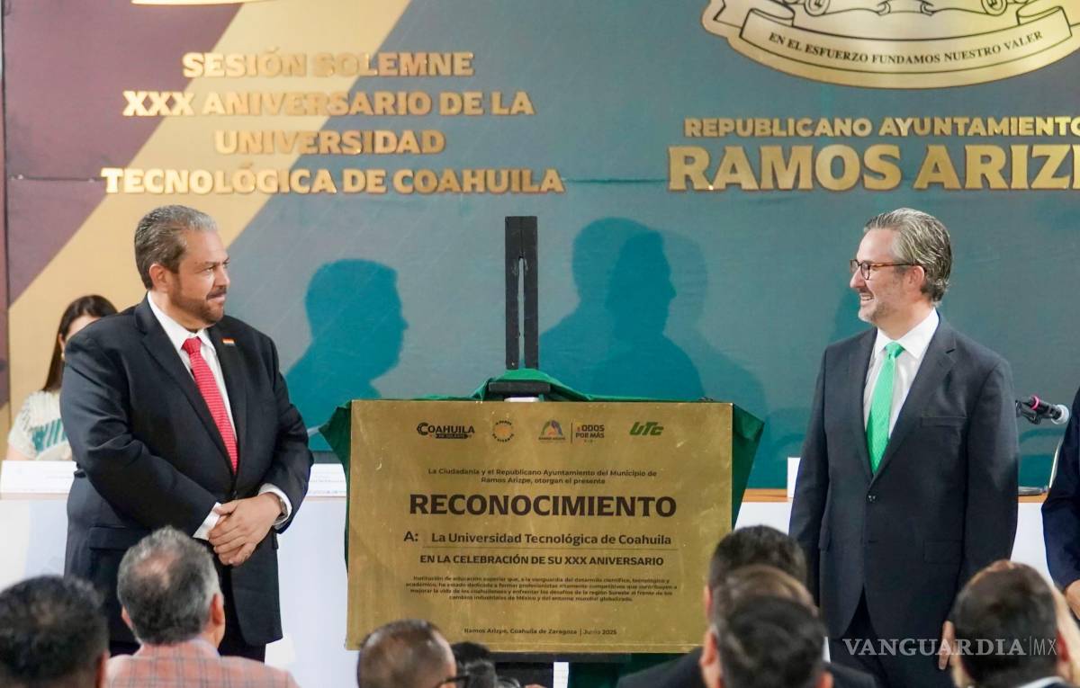 $!Autoridades estatales y municipales develaron una placa conmemorativa por las tres décadas de la Universidad Tecnológica de Coahuila.