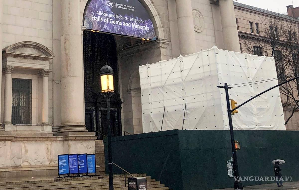 $!Una de las estatuas más controvertidas de la ciudad de Nueva York, salió con discreción nocturna desde la posición donde se encontraba.