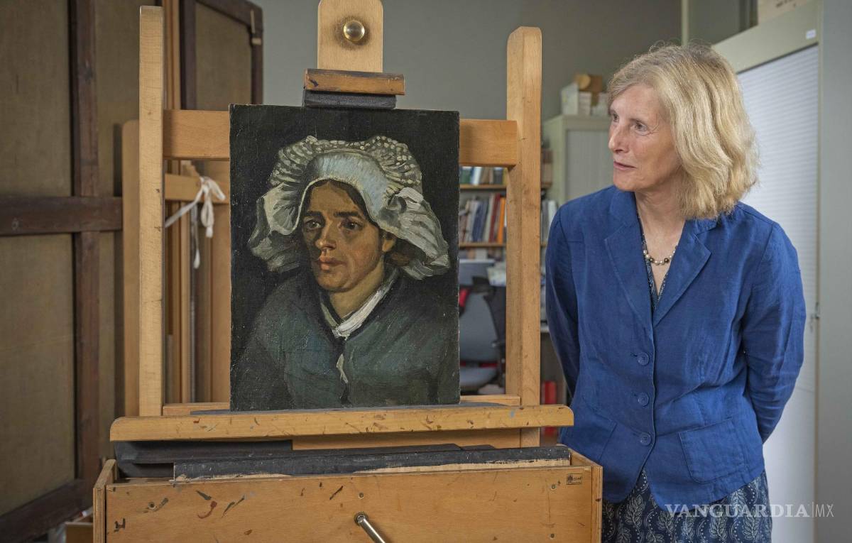 $!La curadora Frances Fowle ve “Cabeza de mujer campesina” de Vincent Van Gogh. Se descubrió un autorretrato desconocido de Van Gogh detrás de esta obra.