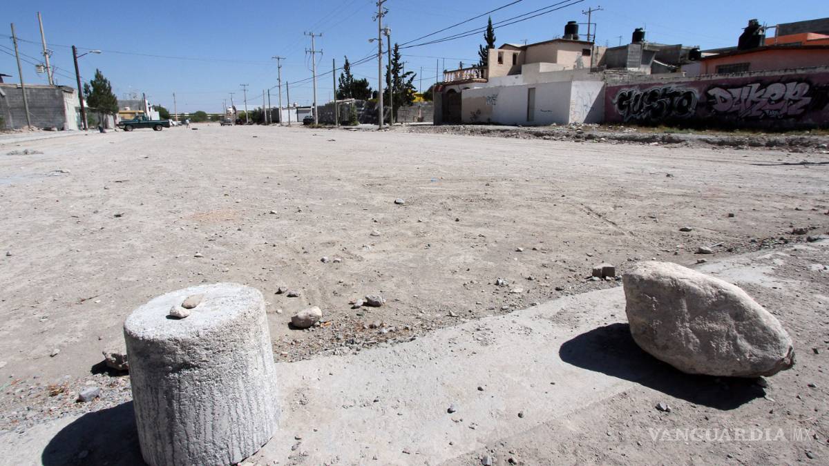 Abandonan calle de Saltillo en "obra negra"