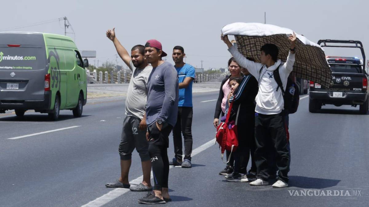 A pie y de “ride” llegan migrantes a Saltillo, buscan transporte para llegar al norte