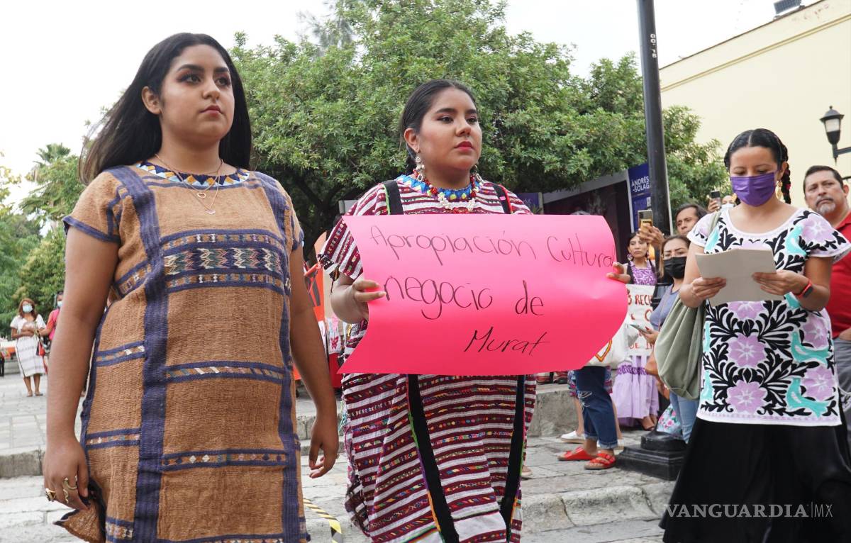 $!Artesanas e indígenas participan en una protesta contra el gobernador de Oaxaca, Alejandro Murat, en Mitla, estado de Oaxaca (México).
