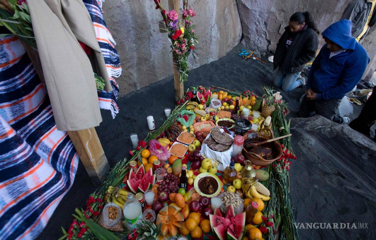 $!12/03/2014. Pobladores locales hacen una plegaria con una ofrenda de comida en una ceremonia en las laderas del volcán Popocatépetl en México.