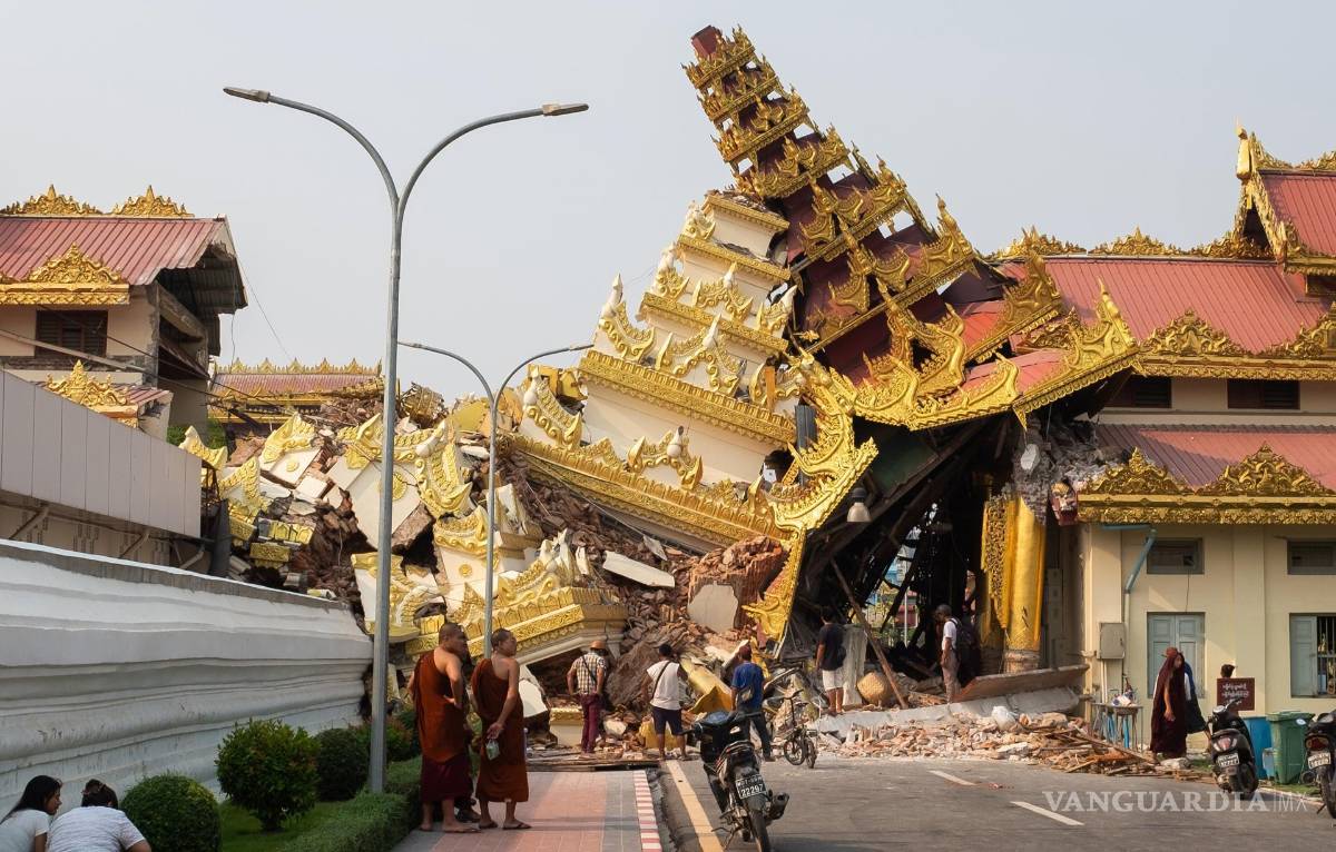 $!La gente mira la pagoda Maha Myat Muni derrumbada tras un terremoto en Mandalay, Myanmar.