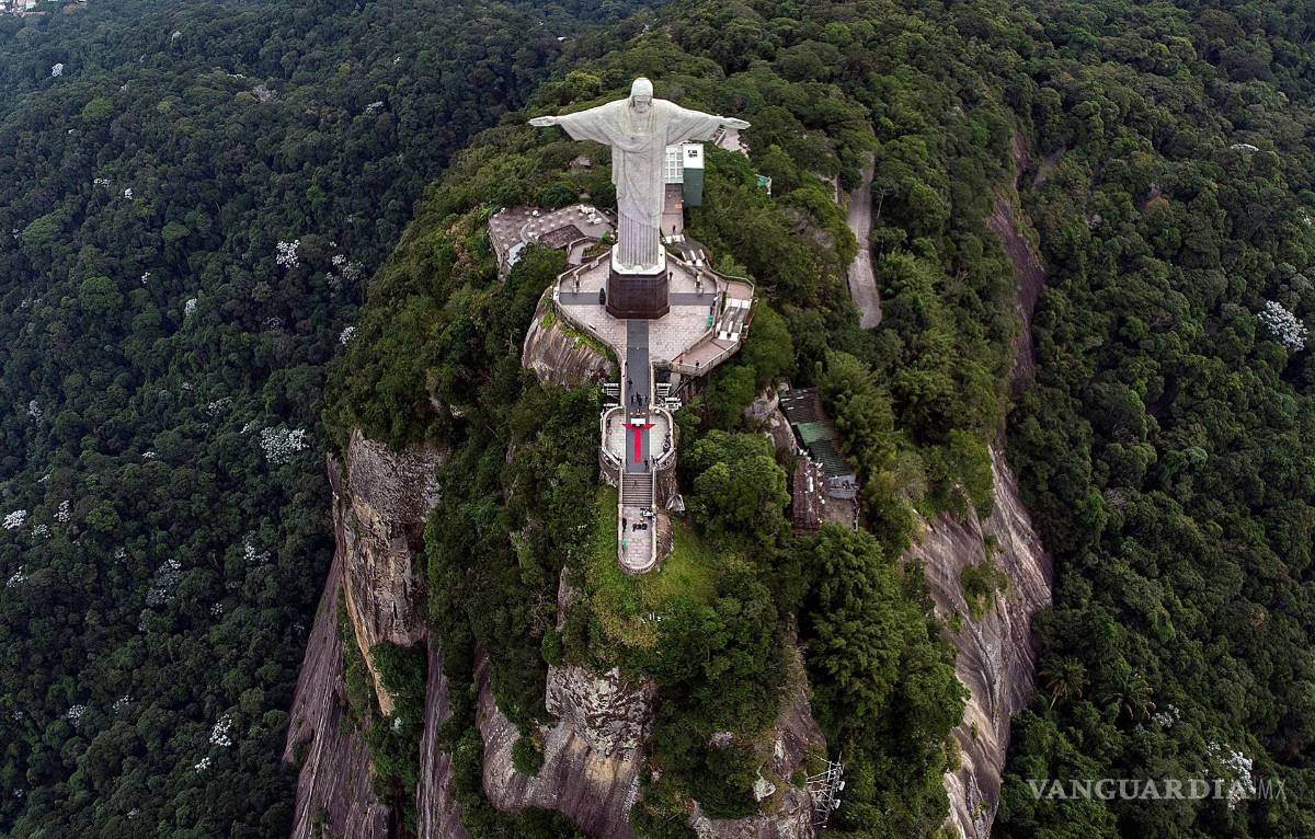 $!El Cristo Redentor, la más icónica imagen de Brasil en el mundo, cumple 90 años este 12 de octubre y se prepara para una semana de conmemoraciones marcadas por la mesura que exige la pandemia del COVID-19, un virus que el gigante suramericano aún no controla totalmente. EFE/Antonio Lacerda
