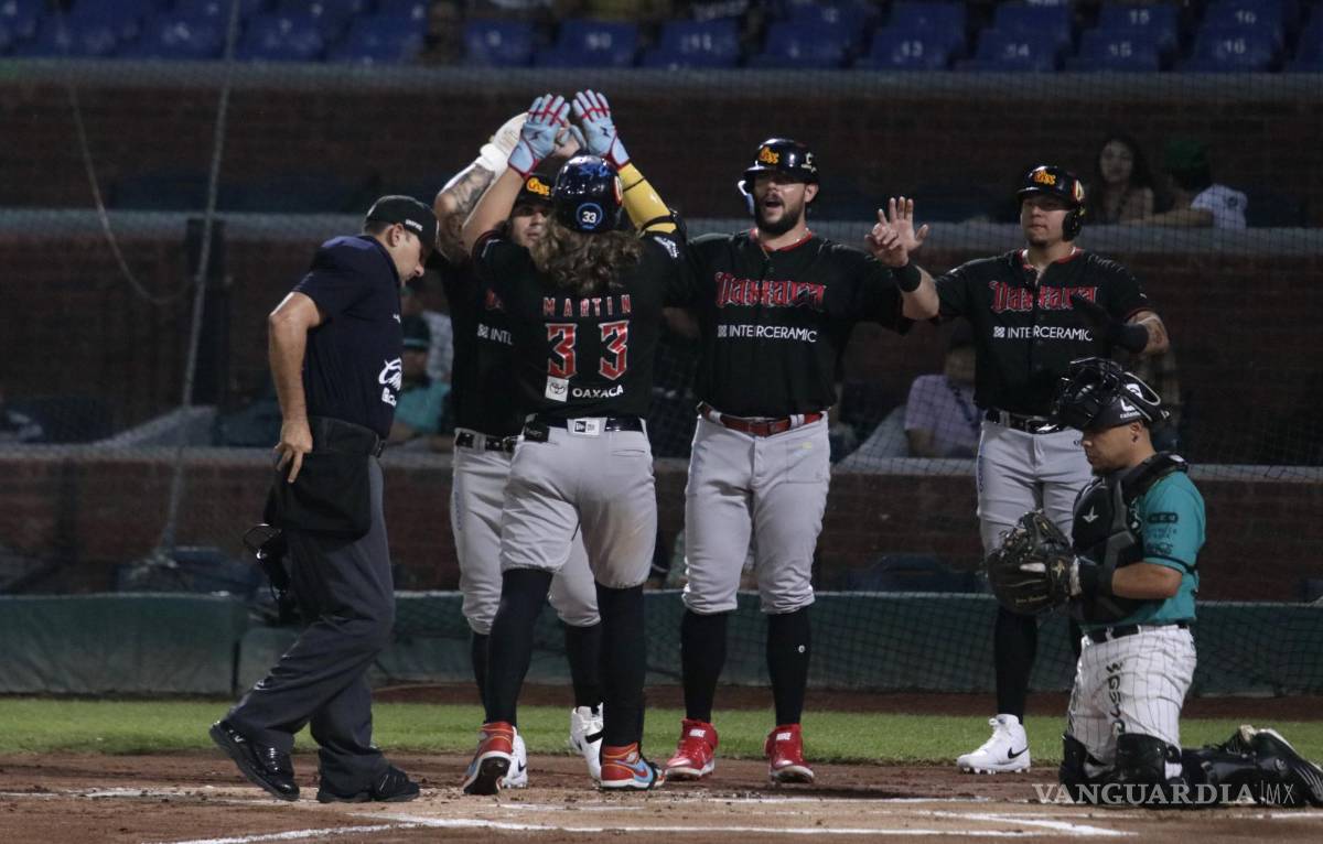 $!A pesar de un emocionante intento de remontada de los Saraperos en el octavo y noveno episodio, los Guerreros de Oaxaca aseguran la victoria 11-9 en un duelo lleno de acción y batazos.