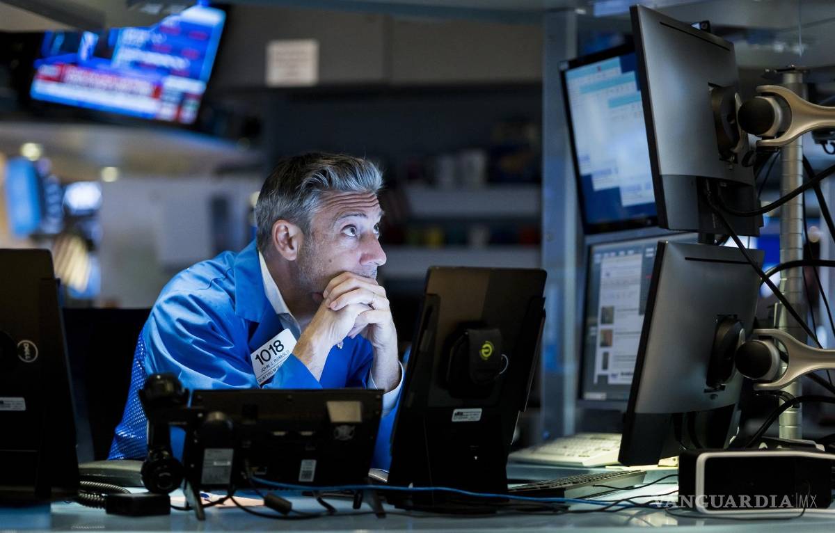 $!Un operador trabaja en el piso de la Bolsa de Valores de Nueva York en Nueva York.