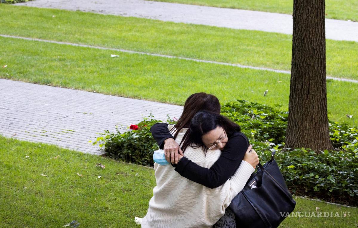 $!La gente se abraza durante una ceremonia en el 9/11 Memorial que marca el 20 aniversario de los ataques terroristas del 11 de septiembre de 2001 en Nueva York, Nueva York, Estados Unidos, 11 de septiembre de 2021. EFE/EPA/Justin Lane