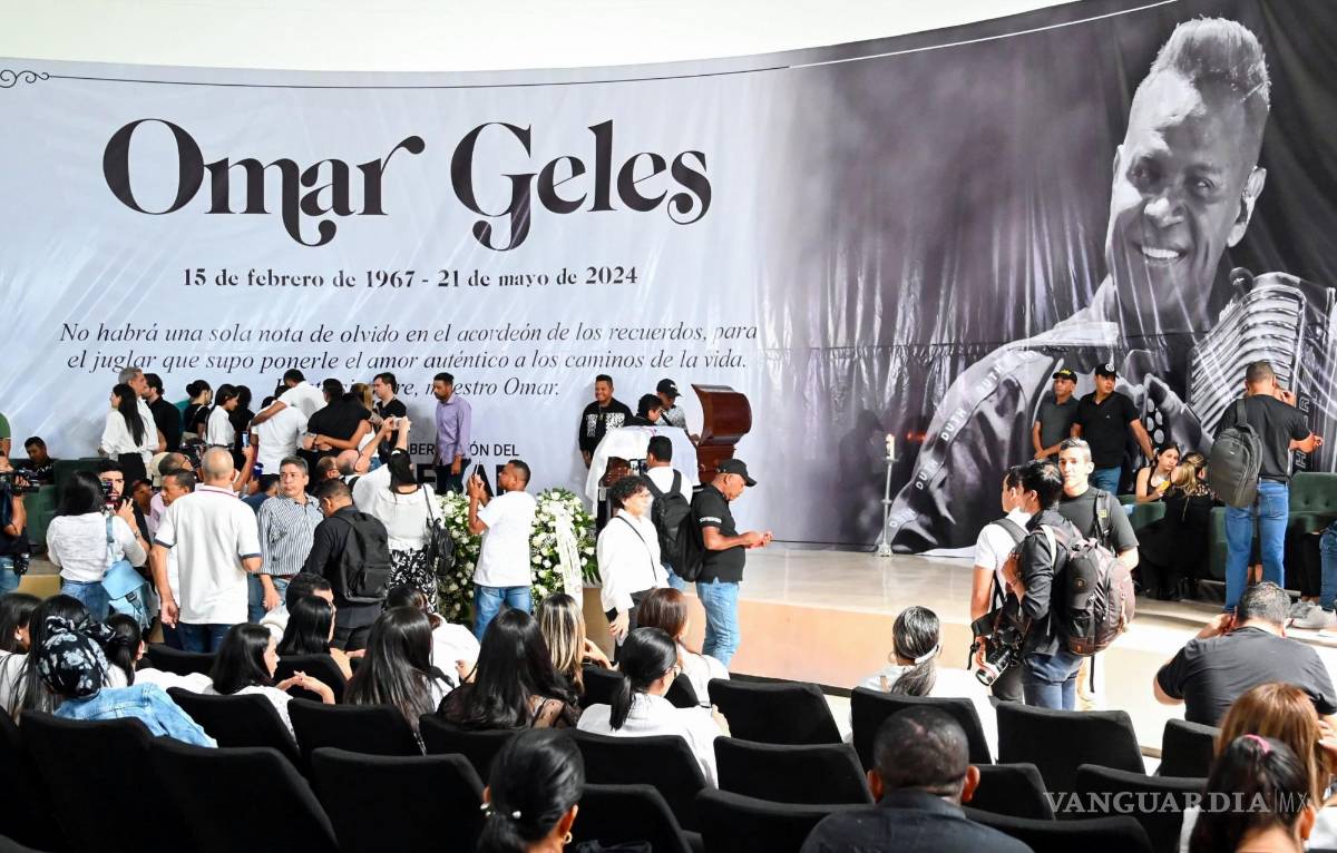 $!Familiares y amigos asisten a la velación del cantautor Omar Geles, este miércoles en Valledupar (Colombia).