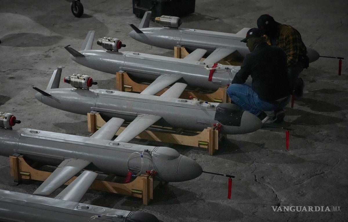 $!Personal de la inteligencia de defensa de Ucrania instaló drones con misiles Peklo (Infierno) contra Rusia en un lugar no revelado de Ucrania.