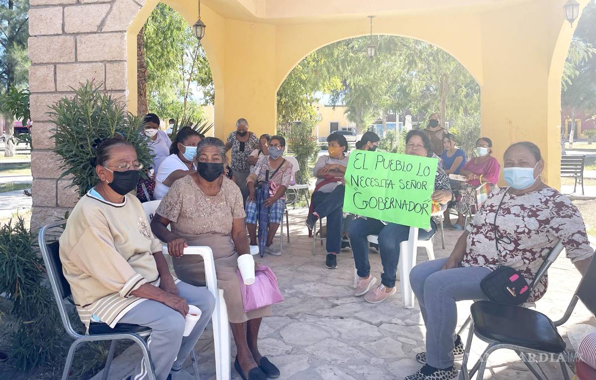 $!Gente adulta mayor fue la más afectada con la decisión de ya no ocuparlos en las labores de limpieza que realizaban para el municipio.