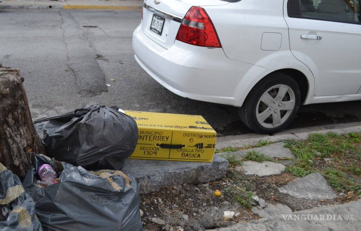 $!Hallan un paquete electoral en la basura; CEE lo minimiza