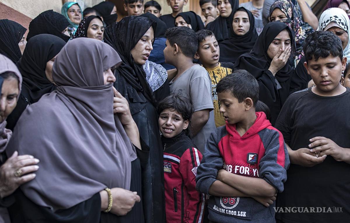 $!Los familiares de los palestinos asesinados en medio del actual conflicto entre Israel y Hamas lloran junto a sus cuerpos en el Hospital Nasser en Khan Younis, en el sur de la Franja de Gaza.