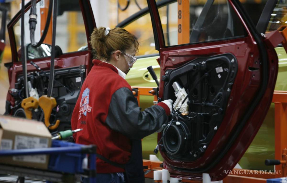 $!Son 16 millones de vehículos los que requieren de toda clase de componentes, dice el Claut.