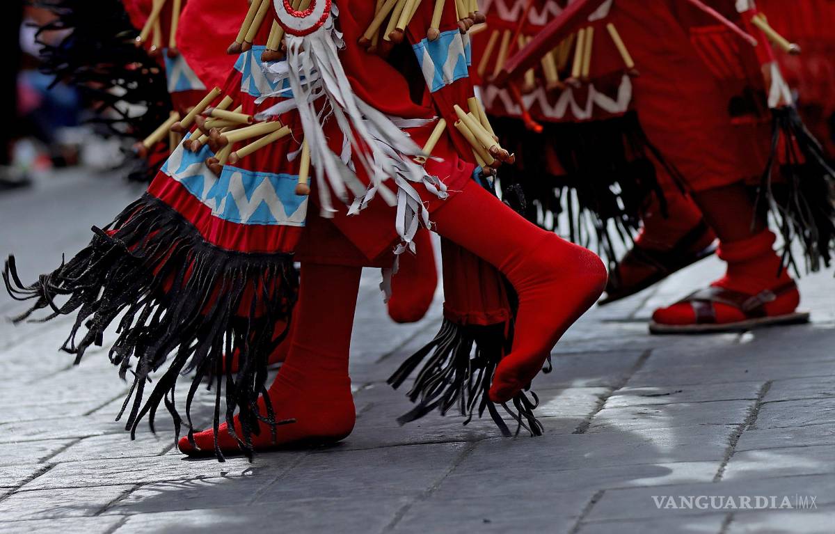 $!Artistas participan en la celebración de la Fiesta Internacional de las Artes Saltillo 445 danzando cerca a la Parroquia del Ojo de Agua Saltillo, Coahuila (México).