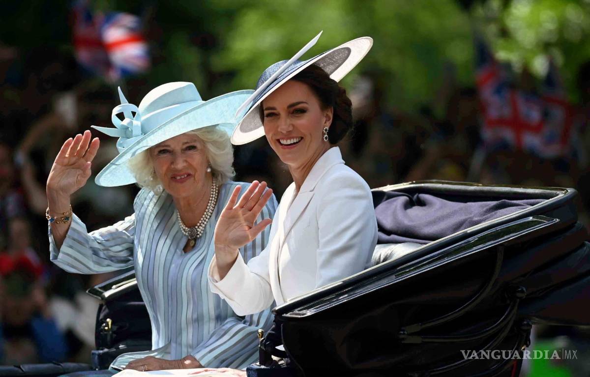 $!Camilla duquesa de Cornualles (i) y Catherine duquesa de Cambridge (d), saludan en The Mall durante las celebraciones del Jubileo de Platino de la Reina Isabel II.