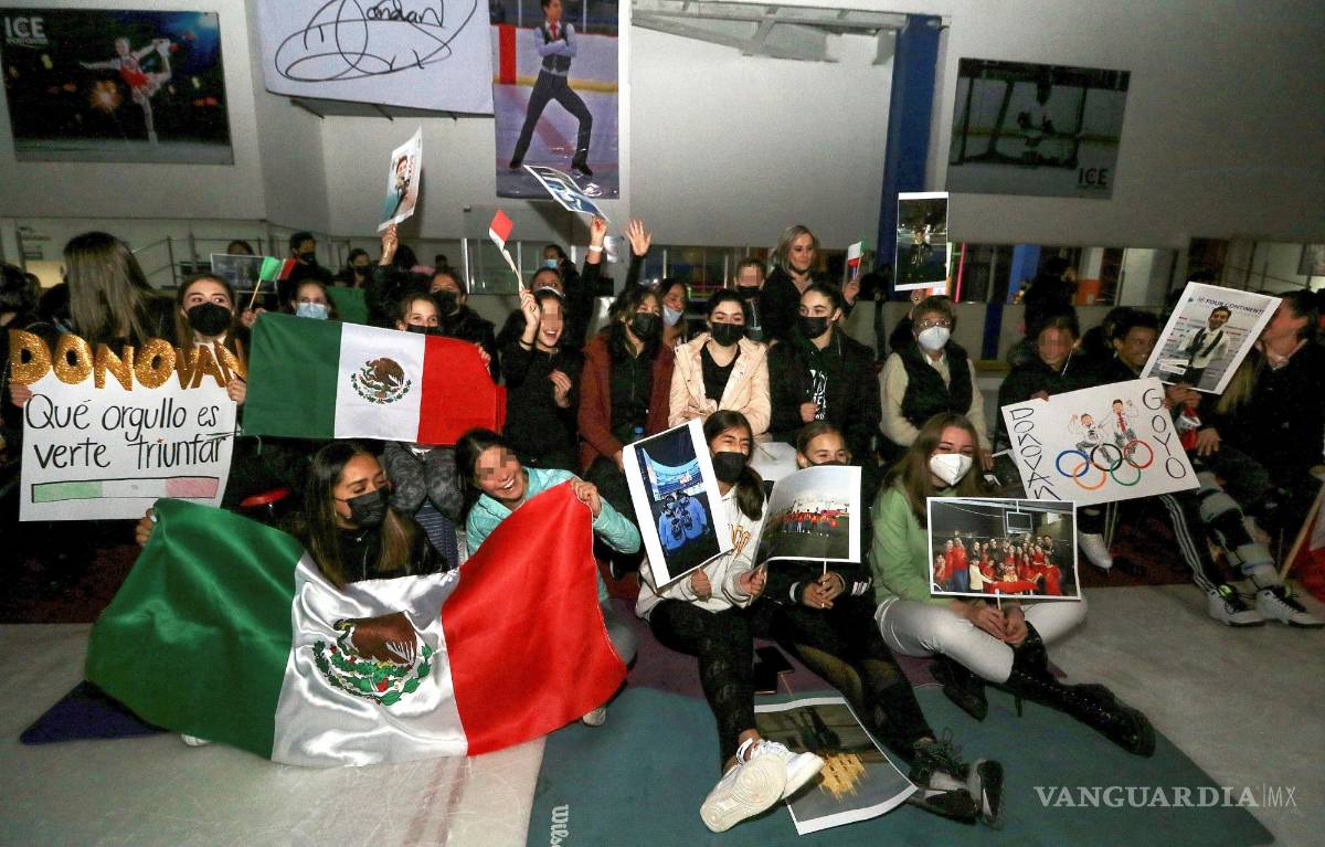 $!Amigos del patinador mexicano Donovan Carrillo se reúnen para ver la actuación del deportista en la final de patinaje artístico en Pekín 2022. EFE/Luis Ramírez