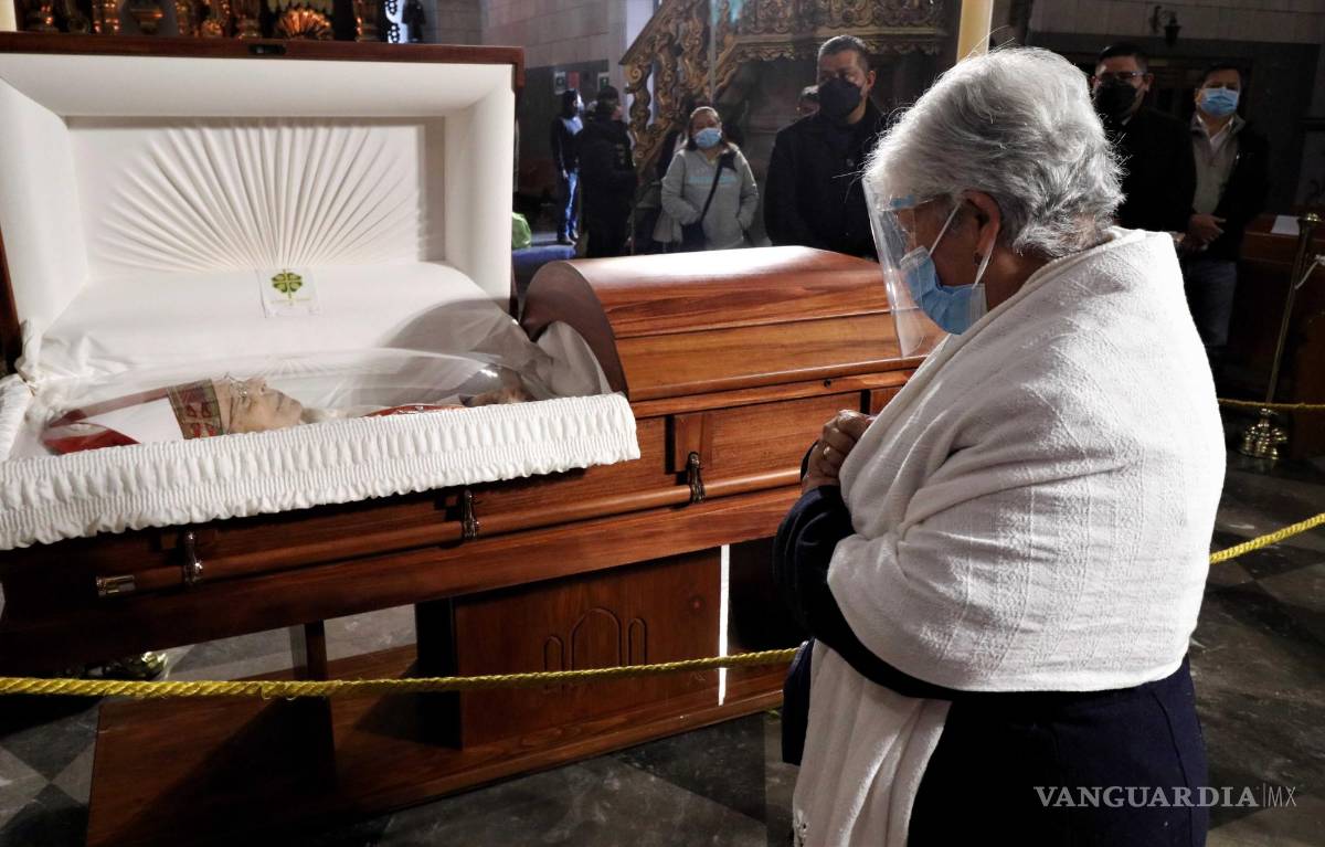 $!Un ejército de Diocesanos resguarda a los costados su cuerpo y controla el acceso a la Catedral.