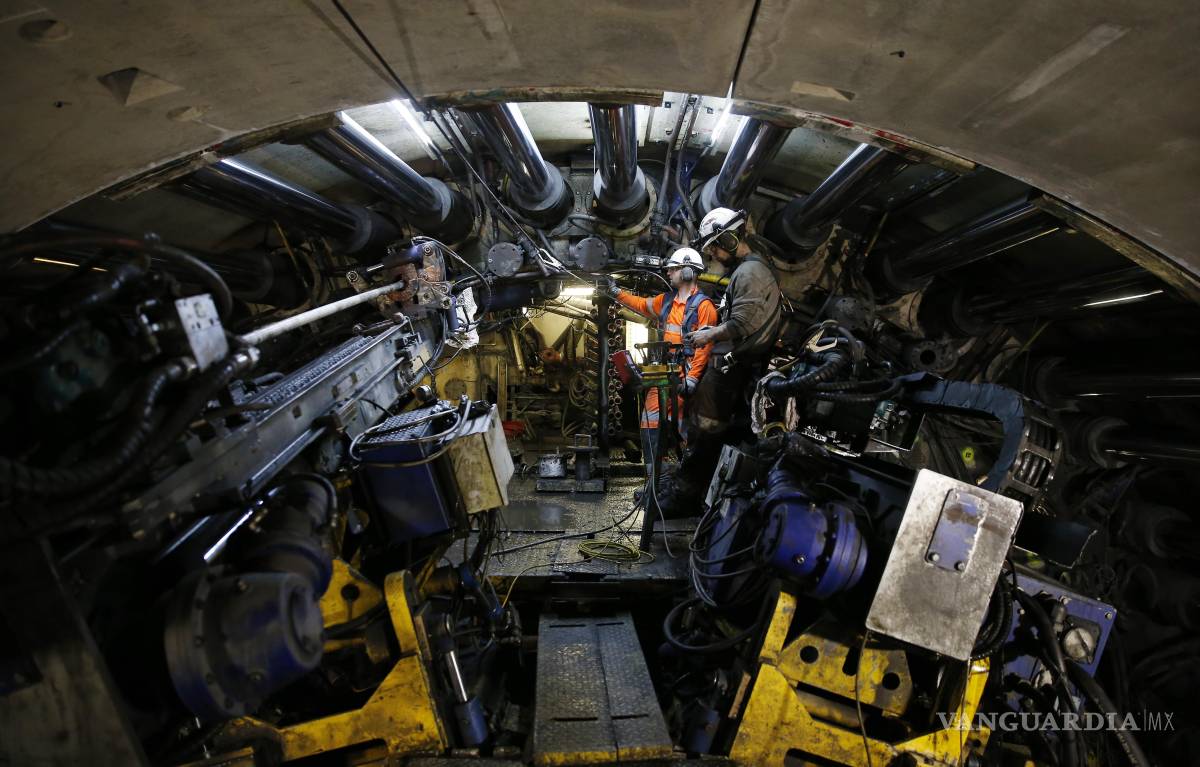 $!Ingenieros operan una máquina devoradora de rocas de 140 metros de largo llamada ‘Federica’ en un túnel ferroviario de alta velocidad (TAV) Turín-Lyon.