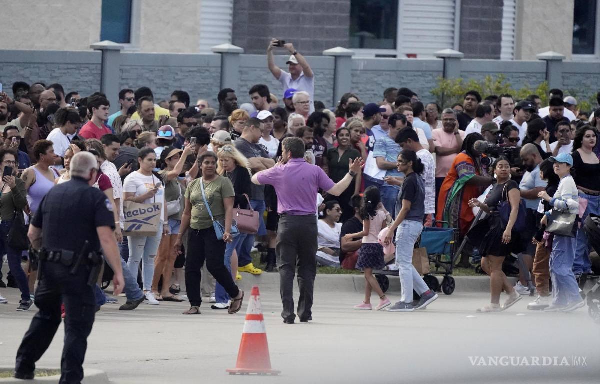 $!Personas se reúnen del otro lado de la calle del centro comercial tras el tiroteo en Allen, Texas.
