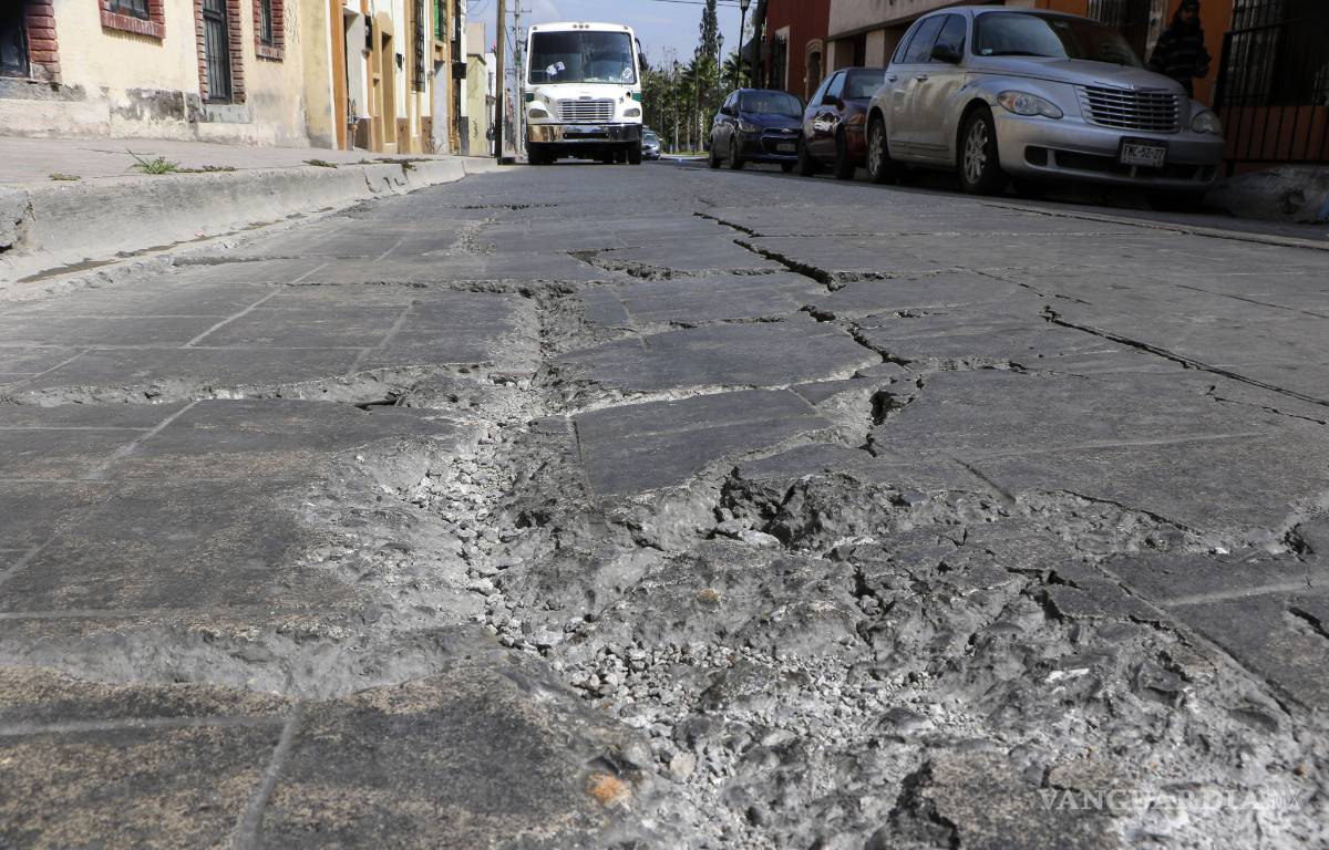 $!El tormento de circular entre parches y baches en el Centro de Saltillo