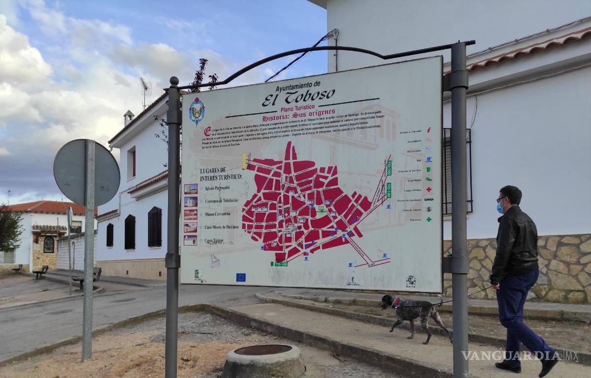 $!Entrada a El Toboso desde Quintanar de la Orden, con el plano turístico de la villa. EFE/Amalia González Manjavacas