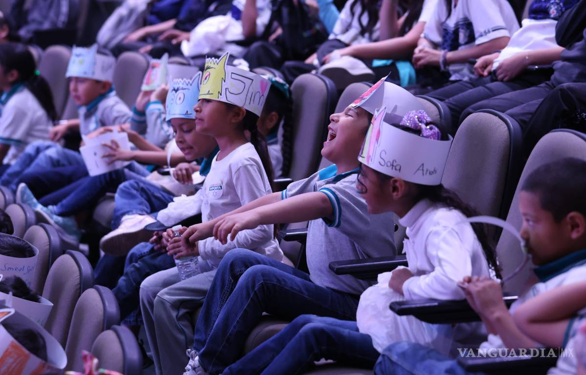 $!Con coronas de papel y sonrisas curiosas, las y los estudiantes disfrutaron de un cuento que, más allá del entretenimiento, siembra desde temprana edad la semilla del autocuidado y la prevención.