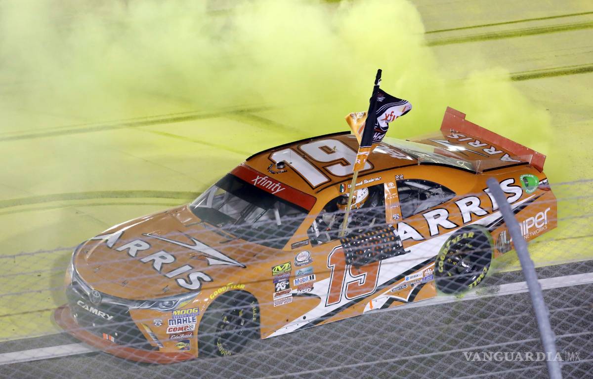 $!¡Histórico! El piloto mexicano Daniel Suárez es campeón de NASCAR