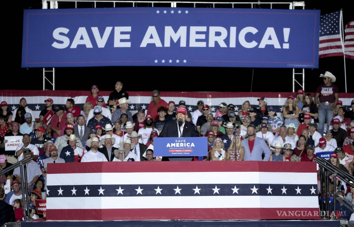 $!El expresidente Donald Trump habla en un mitin el sábado 22 de octubre de 2022 en Robstown, Texas.