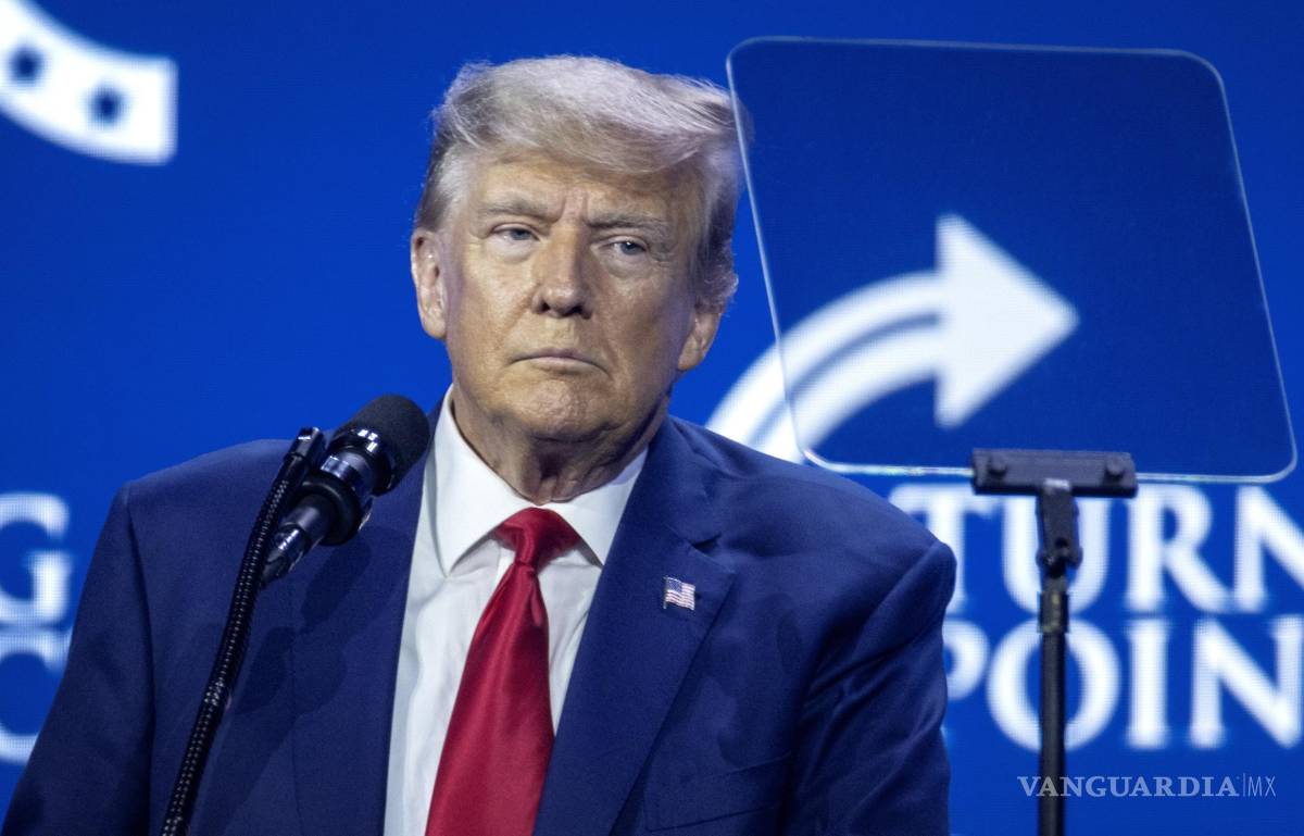 $!El expresidente estadounidense Donald J. Trump ofrece comentarios durante la Conferencia de Acción Turning Point en West Palm Beach, Florida.