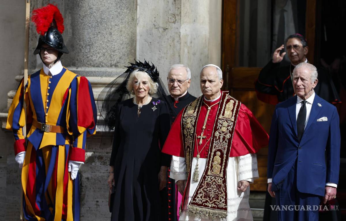 $!El Papa León XIV acompaña al rey Carlos III de Gran Bretaña y a la reina Camila durante su visita al Vaticano.