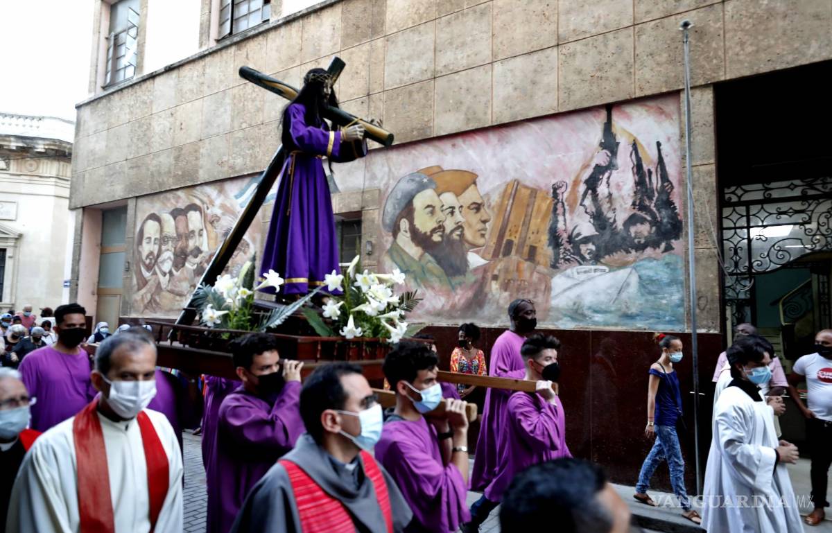 $!Fieles católicos cubanos participan en una procesión del Viernes Santo en La Habana (Cuba).