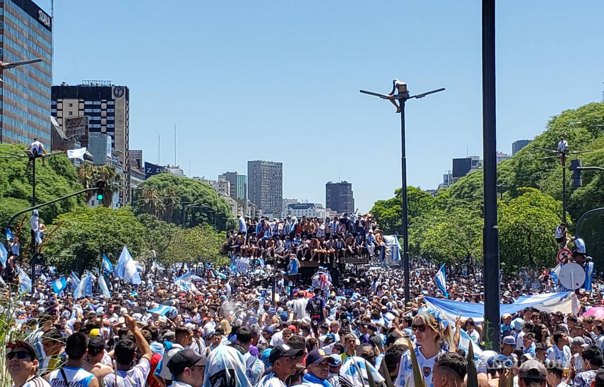 $!Hinchas de Argentina se reúnen para celebrar la victoria de la selección argentina en el Mundial de Qatar 202, en Buenos Aires, Argentina.