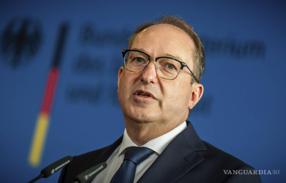$!Alexander Dobrindt, Ministro Federal del Interior de Alemania, habla sobre la prohibición del grupo parlamentario “Reino de Alemania” en Berlín.