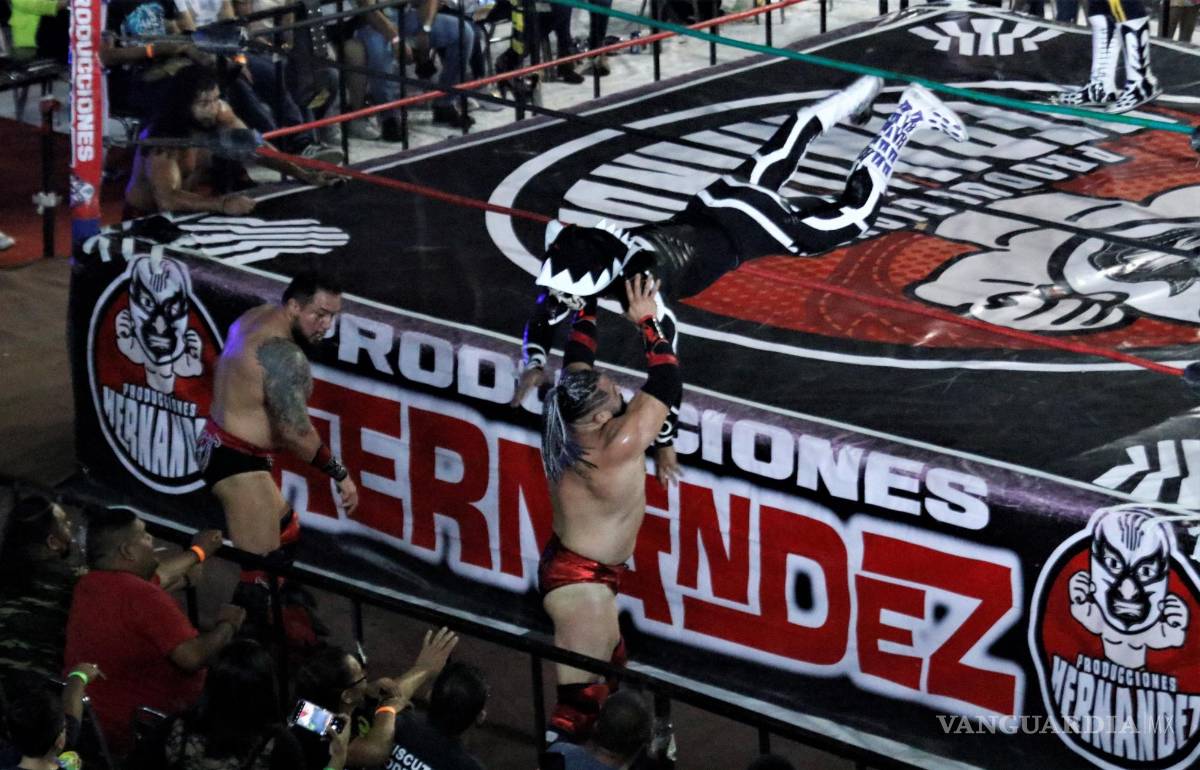 $!Movimientos espectaculares fueron realizados en la contienda estelar.