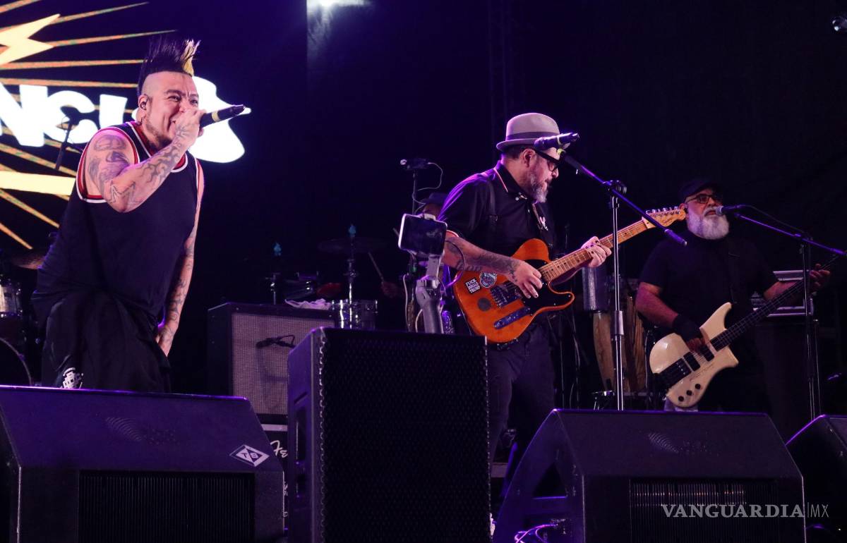 $!Los miembros de El Gran Silencio combinan su talento musical con una coreografía impresionante, creando una experiencia visual y sonora única para sus fanáticos.