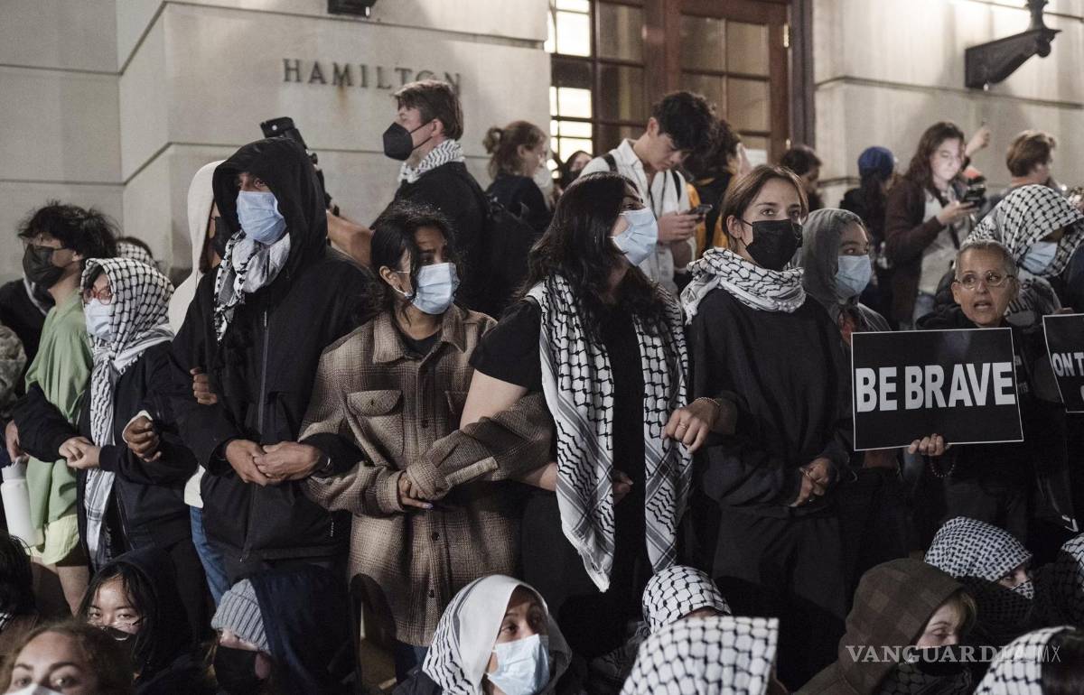 $!Manifestantes pro palestinos se toman de las manos frente al Hamilton Hall de la Universidad de Columbia en Nueva York, Nueva York.