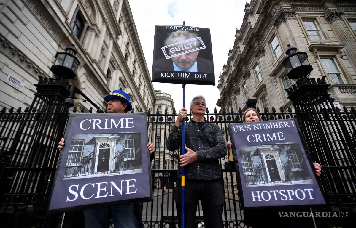 $!Personnas se manifiestan contra el primer ministro británico Boris Johnson y el canciller Rishi Sunak en las afueras de Downing Street en Londres, Gran Bretaña.
