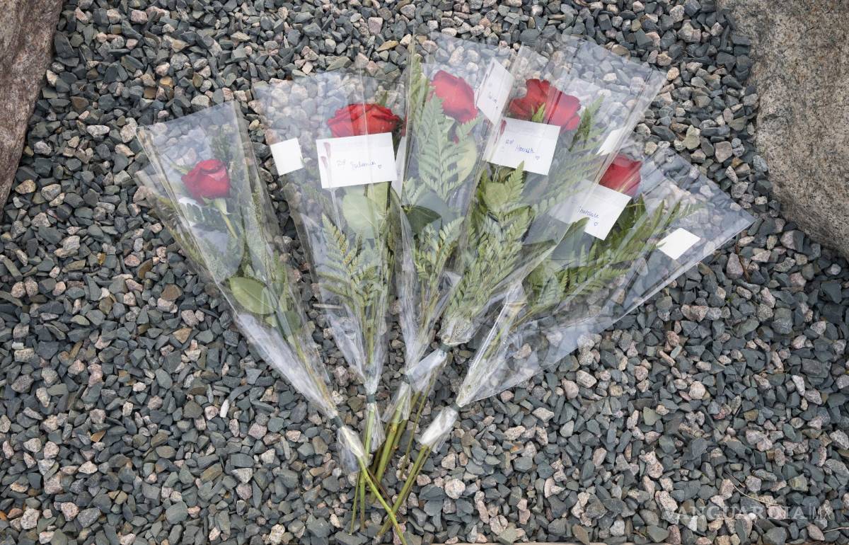 $!Cinco rosas con los nombres de los pasajeros del Titán colocadas cerca del paseo marítimo en St. John’s, Newfoundland.