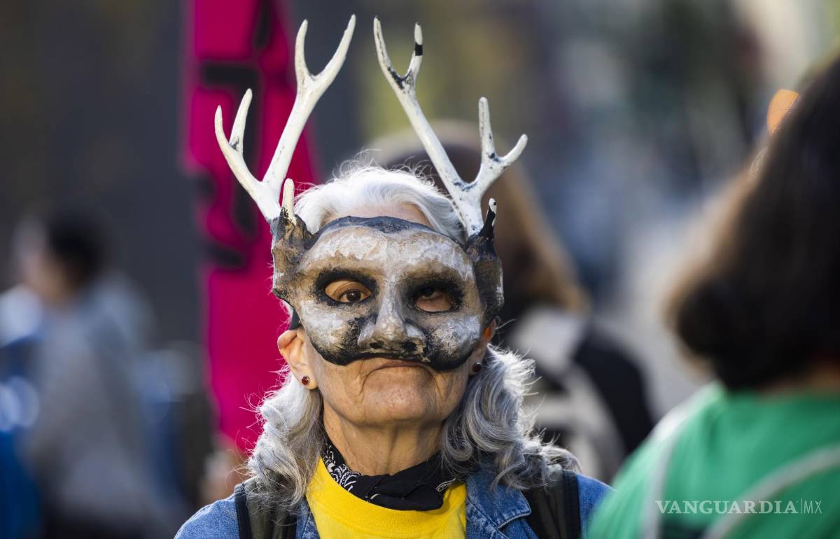 $!Una activista del grupo ambientalista Extinction Rebellion (XRDC) marchan hacia el Edificio Wilson para una protesta del Día de la Tierra para en Washington.