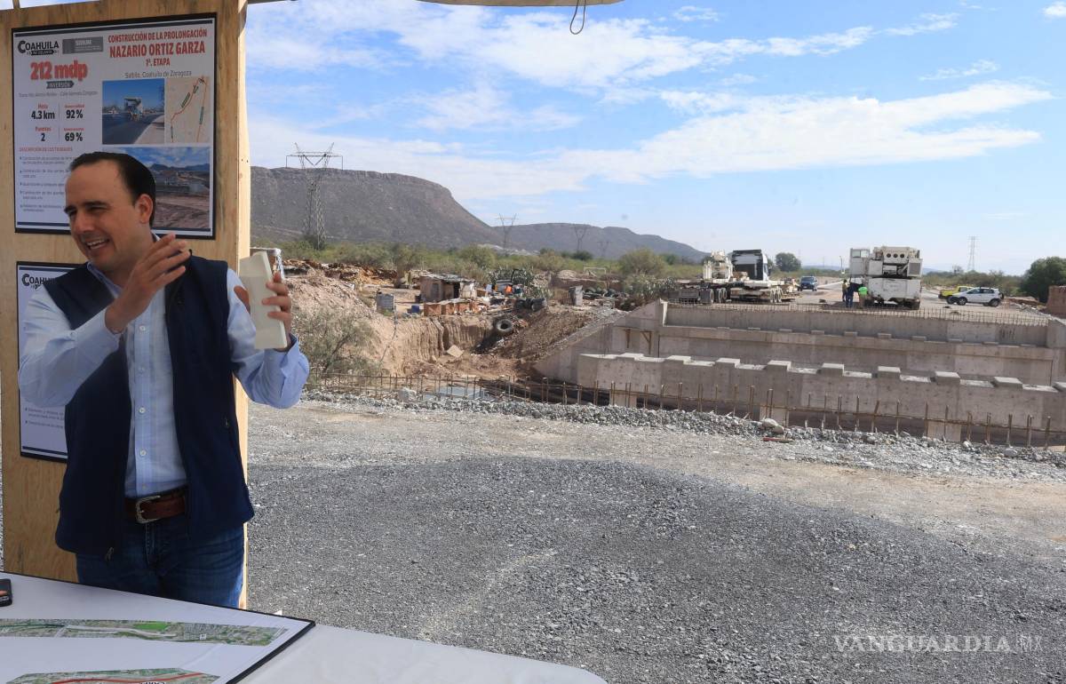 $!Durante su recorrido, el mandatario estatal verificó los trabajos en los dos puentes incluidos en la obra, uno de los cuales ya alcanza el 90 % de avance.