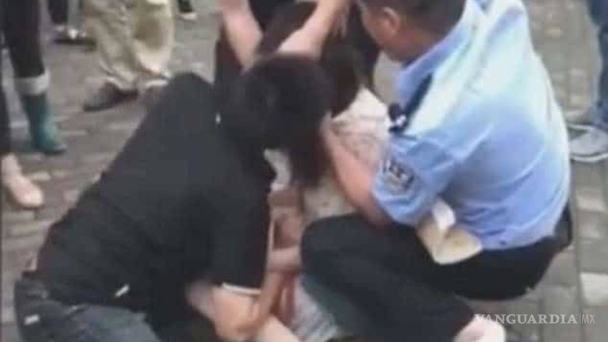 Casi se queda sin lengua por dar un beso de despedida a su exnovia